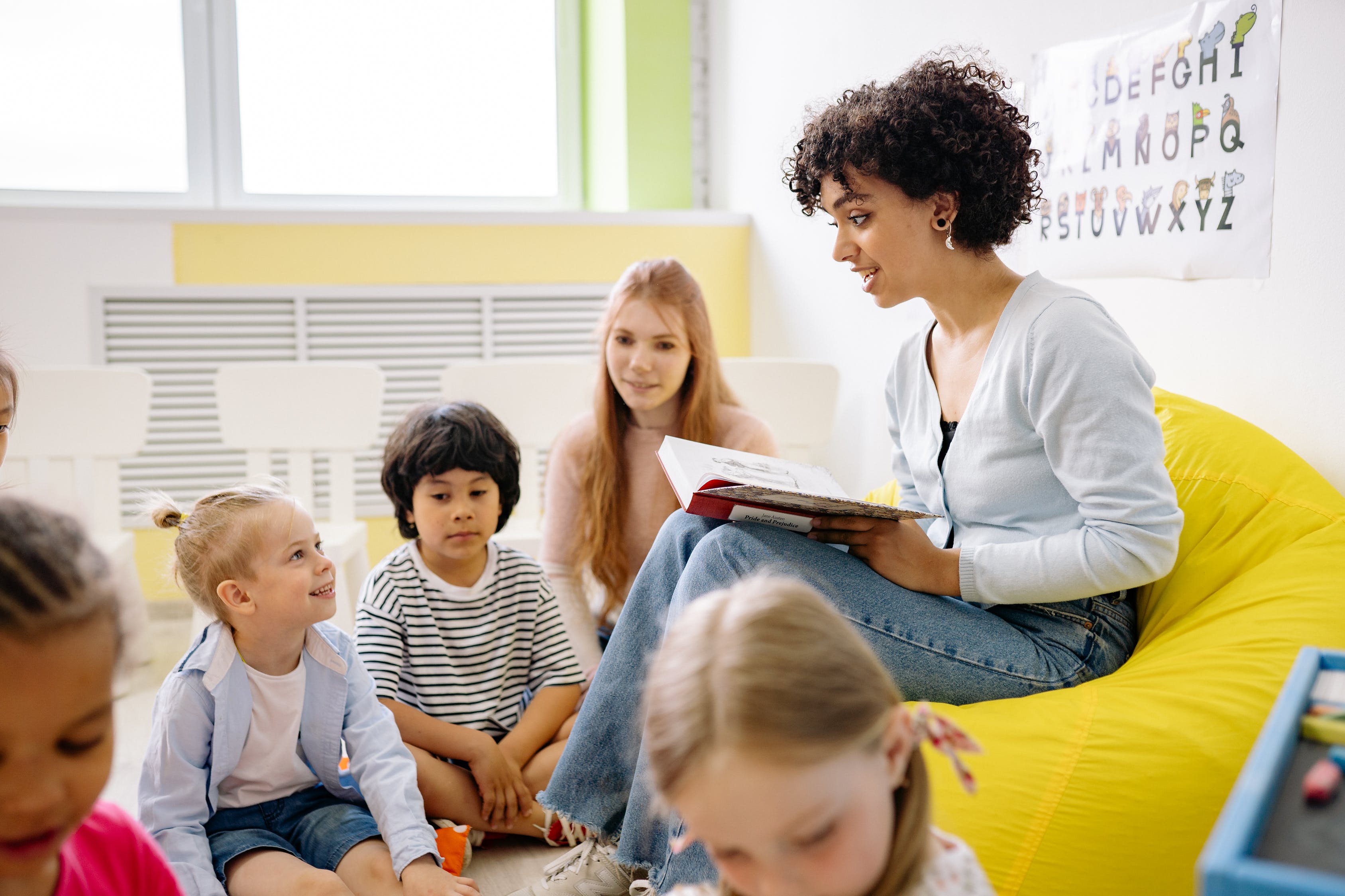teacher reads to kids