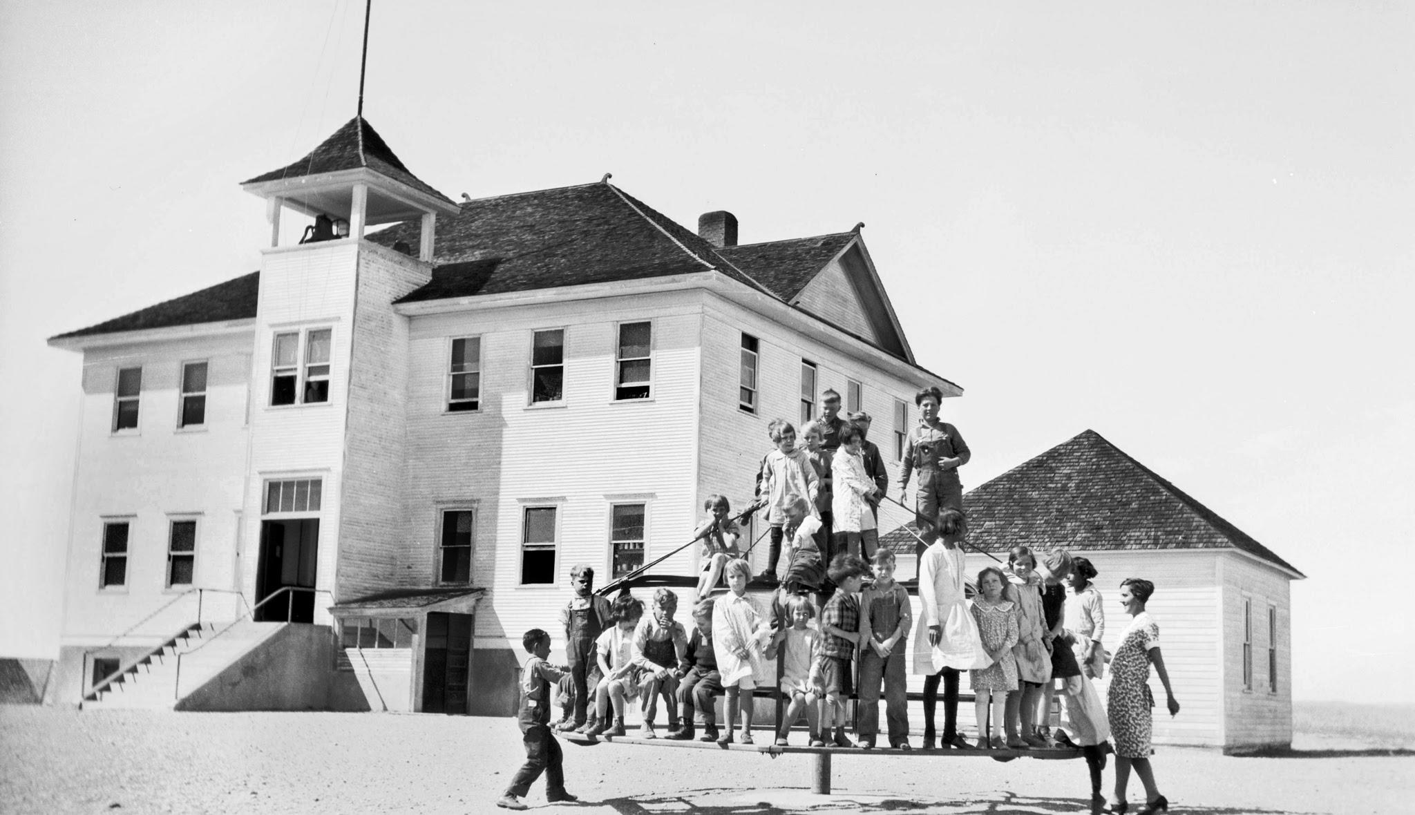 A photograph of the Keota school in 1918.